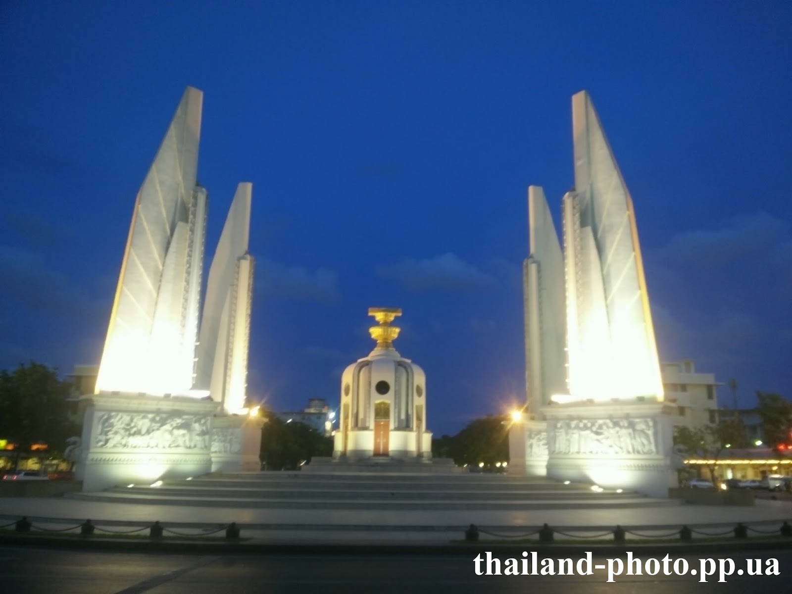 Монумент Демократии вечером с подсветкой