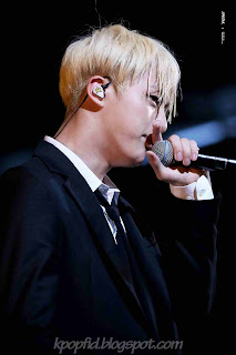 Foto Kim Seok Jin Bangtan Boys saat bernyanyi Foto Kim Seok Jin Bangtan Boys saat bernyanyi