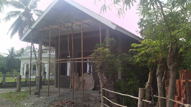 gedung PKK tampak samping depan Gampong Meunasah Raya Krueng Kec. Peukan Baro Kab. Pidie - Aceh