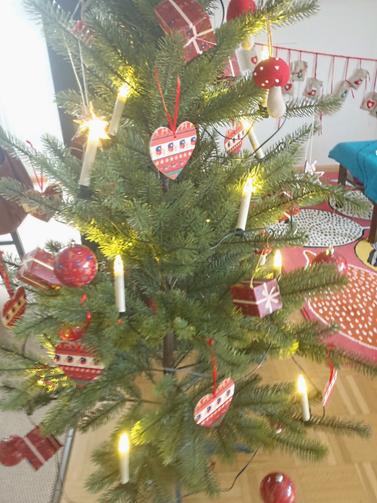Weihnachtsbaum Rot Weiß Geschmückt - The Mid Century Modern Living Room