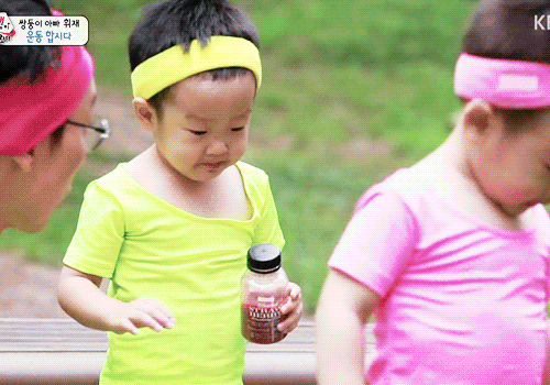 [슈퍼맨이돌아왔다] 형아가 아령들 때 뒤에서 딸기쥬스 홀짝홀짝 마시던 이서준 연두회원님.jpgif | 인스티즈