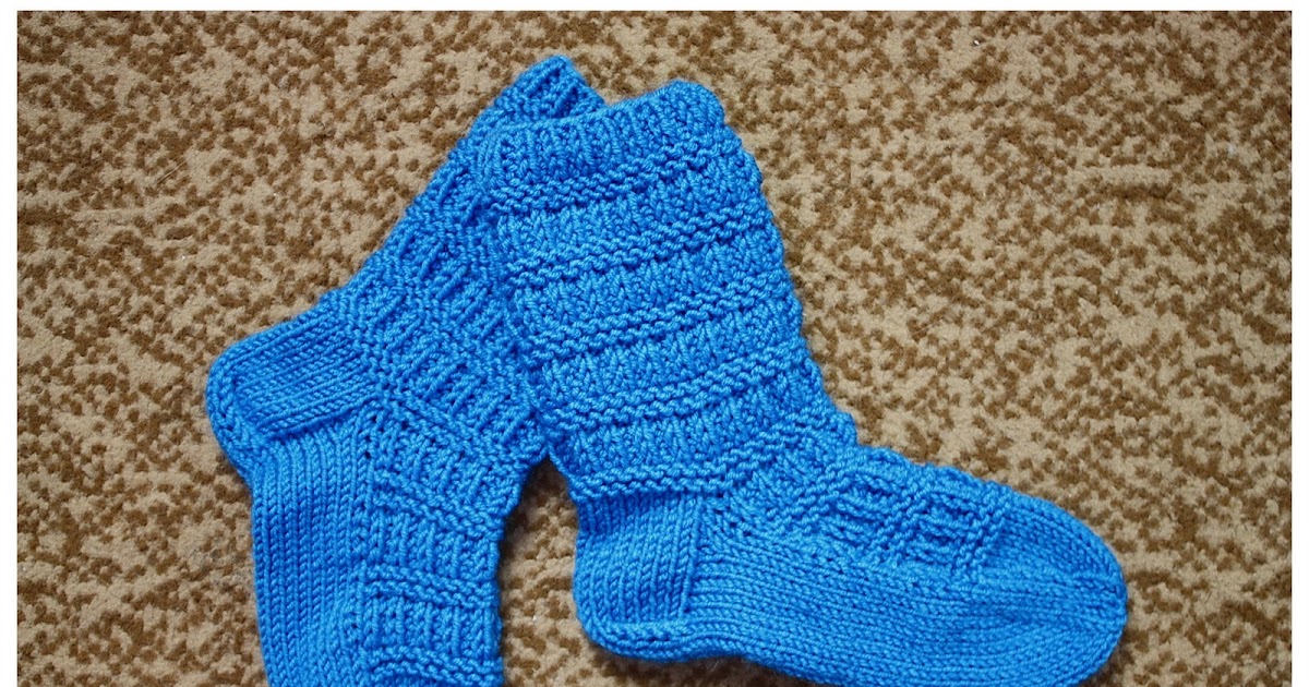 Детские носки спицами. Схема вязания носочков для новорожденного спицами. Носки для новорождённых на двух спицах со схемой вязания. Вязаные носки для мальчика. Носки спицами для девочки 2 года схема и описание.