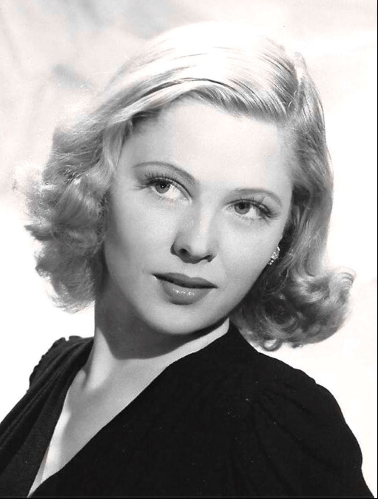 It's The Pictures That Got Small 1930s FILM STAR MARY CARLISLE