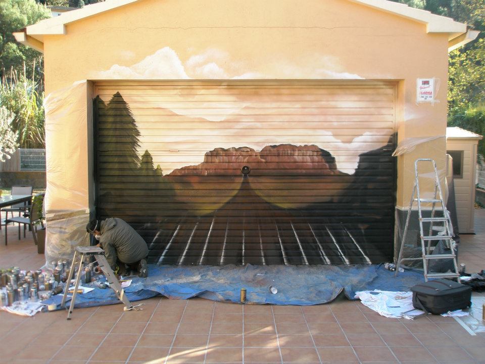 Mural desierto sobre puerta de garaje particular