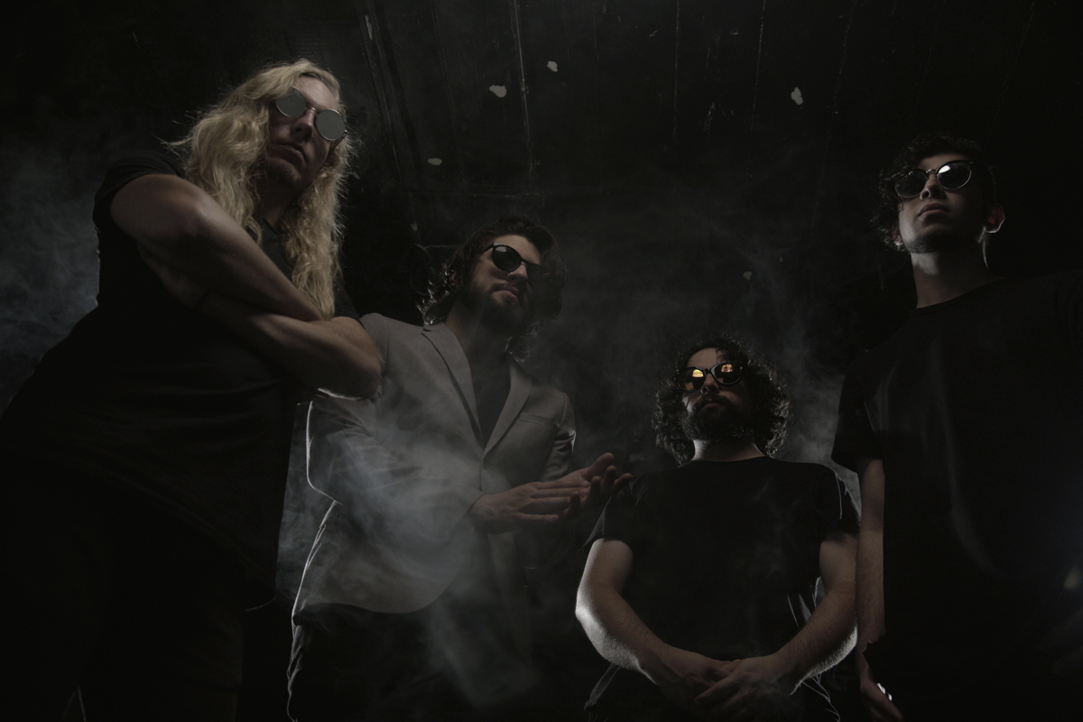 Coat Check Girl estrena “Audience Of None”