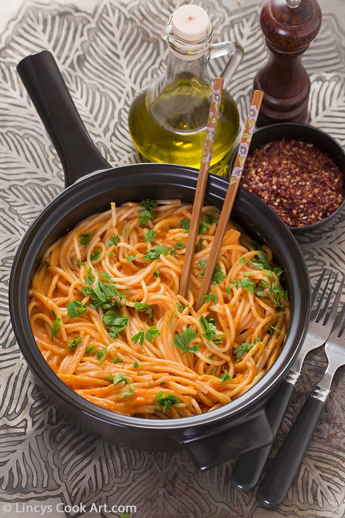 Roasted Bell Pepper Pasta Spaghetti in Creamy Roasted Bell Pepper