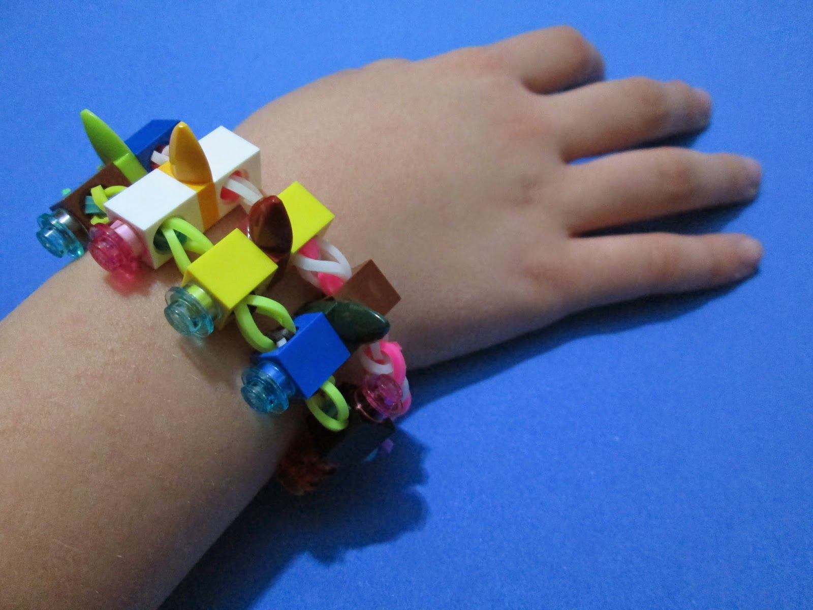 Pulseiras de elásticos com LEGO