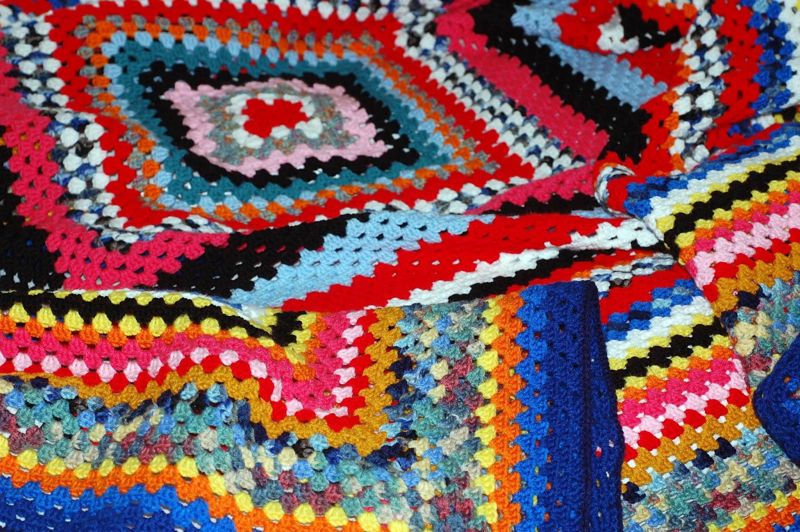 Free Patterns by H Retro Granny Square Bedspread