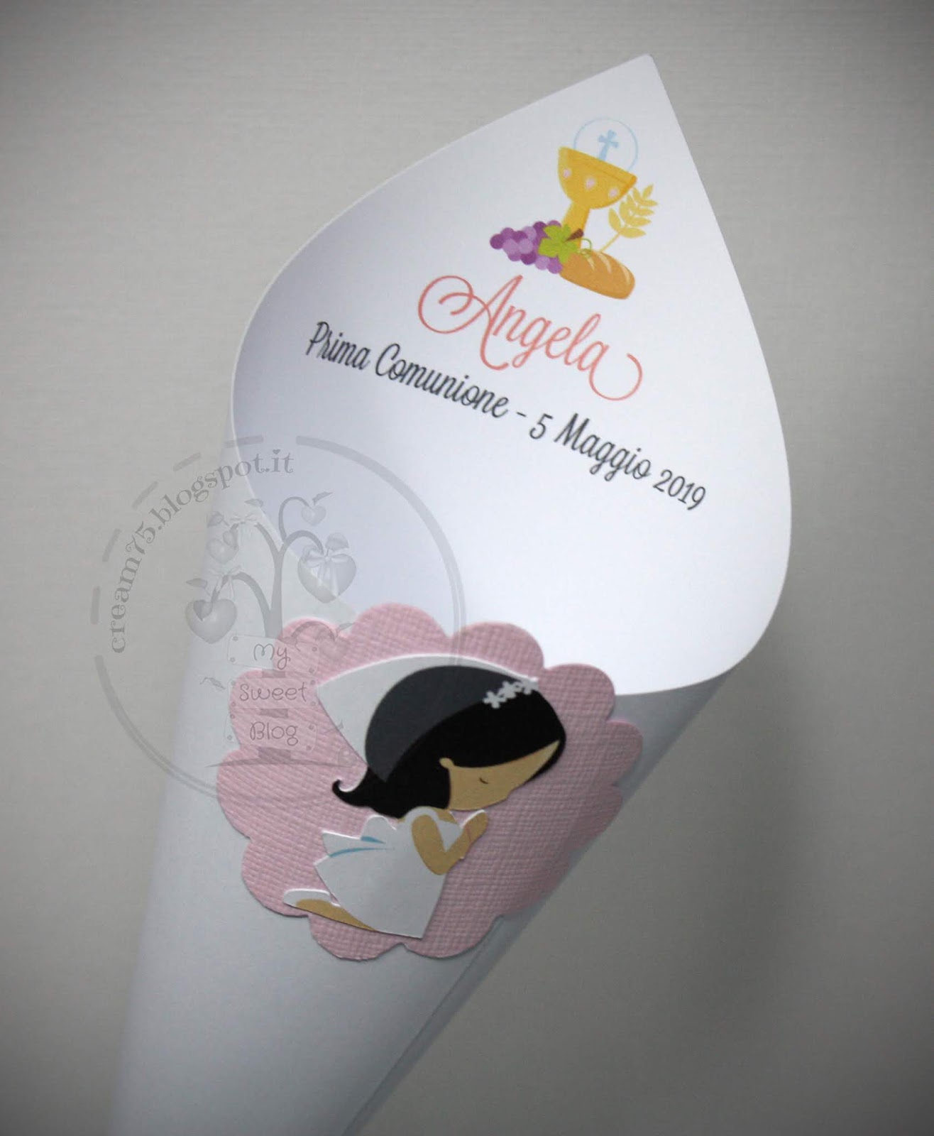 My Sweet Blog: Comunione: coni portaconfetti con bambina che prega
