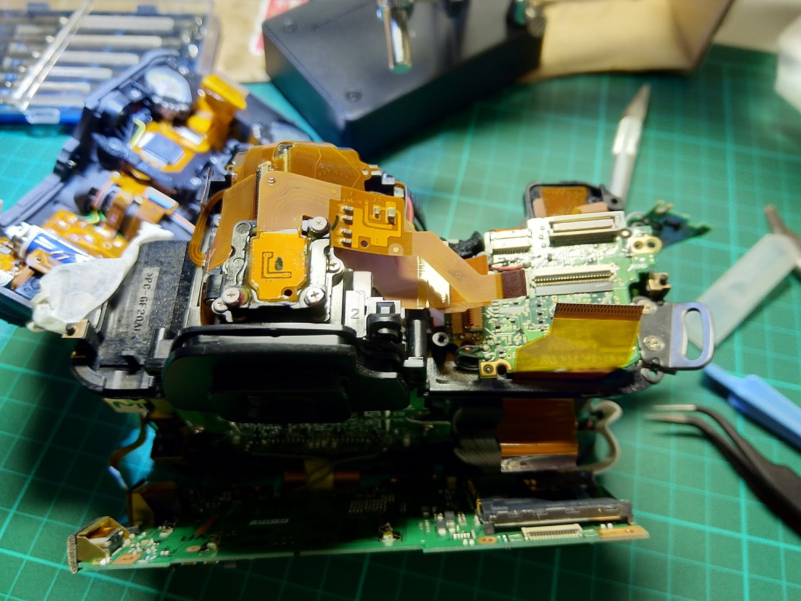 Fixing Nikon D80 “Err” Aperture Control / Shutter Problem … by David HK