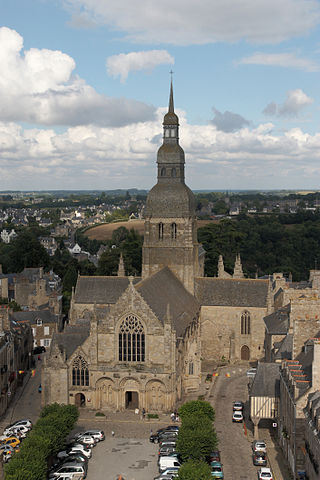 «Dinan - Saint-Sauveur» de © Guillaume Piolle /. Disponible bajo la licencia CC BY 3.0 vía Wikimedia Commons - http://commons.wikimedia.org/wiki/File:Dinan_-_Saint-Sauveur.jpg#/media/File:Dinan_-_Saint-Sauveur.jpg