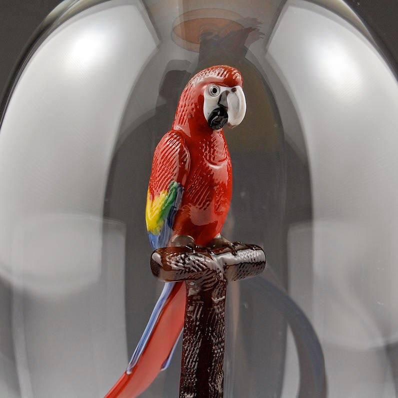 07-Scarlet-Macaw-Kiva-Ford-Scientific-Glassblowing-with-Miniatures-www-designstack-co