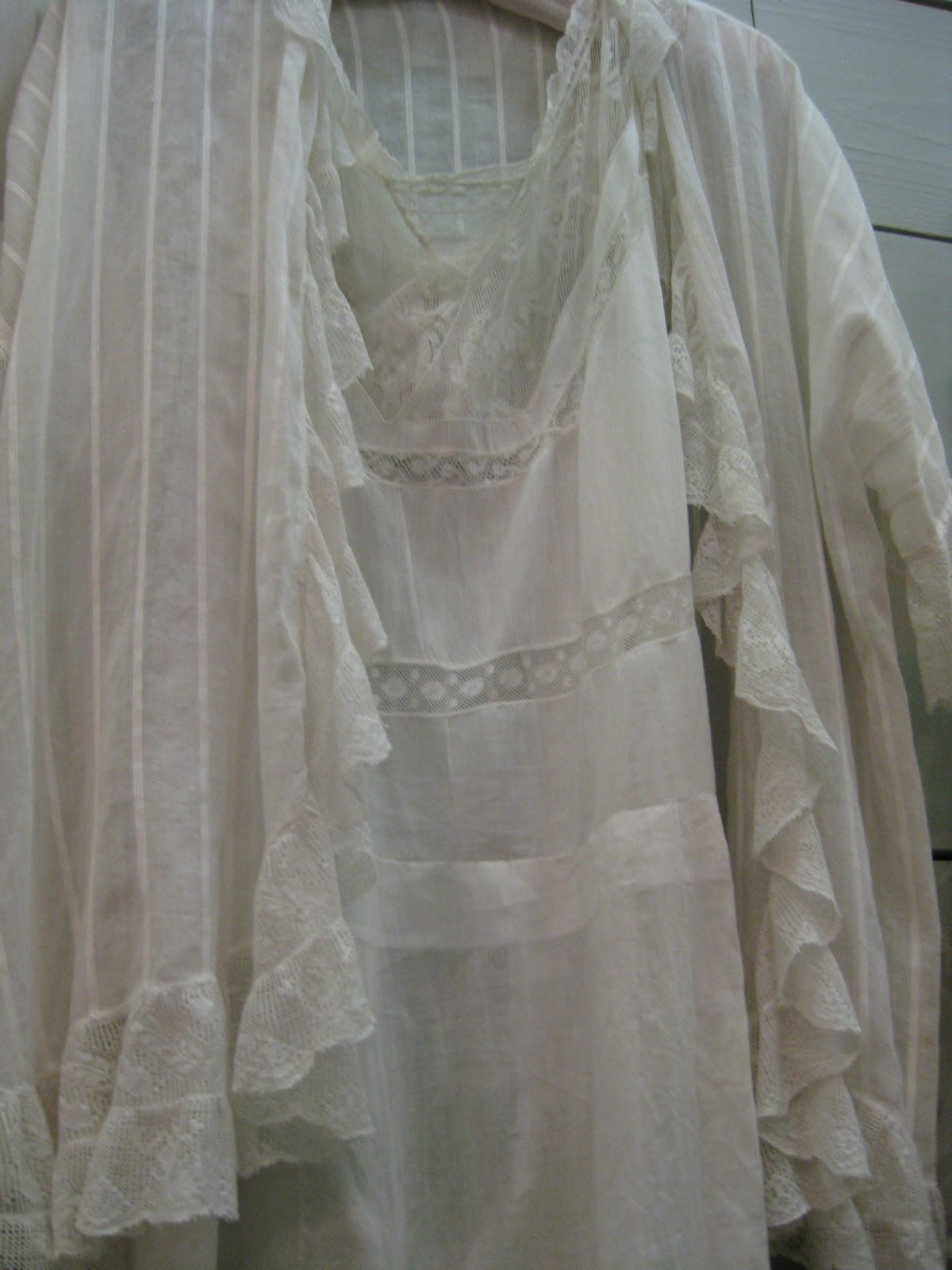 ANTIQUES IN OLD TOWN: Linen's and Lace....