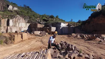 Bizzarri, da Bizzarri Pedras, fazendo o que gosta, garimpando pedras na pedreira. Na foto, escolhendo as pedras brutas de granito vermelho, sendo pedra para muro de pedra, parede de pedra, revestimento de pedra, calçamento com pedra, construção de lagos e pedras para paisagismo.