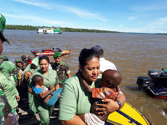 Persit Kodim 1707 Merauke Bantu Evakuasi Pasien Campak dan Gizi Buruk di Asmat Persit Kodim 1707 Merauke Bantu Evakuasi Pasien Campak dan Gizi Buruk di Asmat