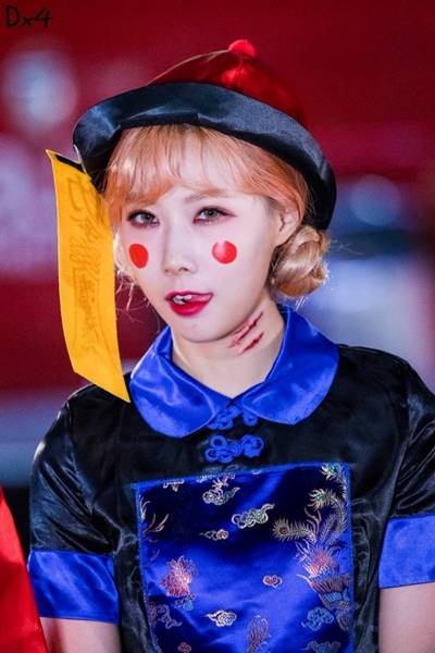 어제자 할로윈 분장하고 신촌에 나타난 아이돌.jpgif | 인스티즈