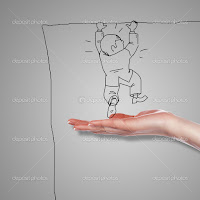 Imagen de mano apoyando a un niño a subir una pared