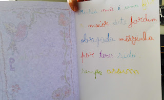 Versos escritos à mão, cada palavra a sua cor, dedicados à mãe: minha mãe é uma flor, a maior deste jardim, obrigada mãezinha por teres sido sempre assim