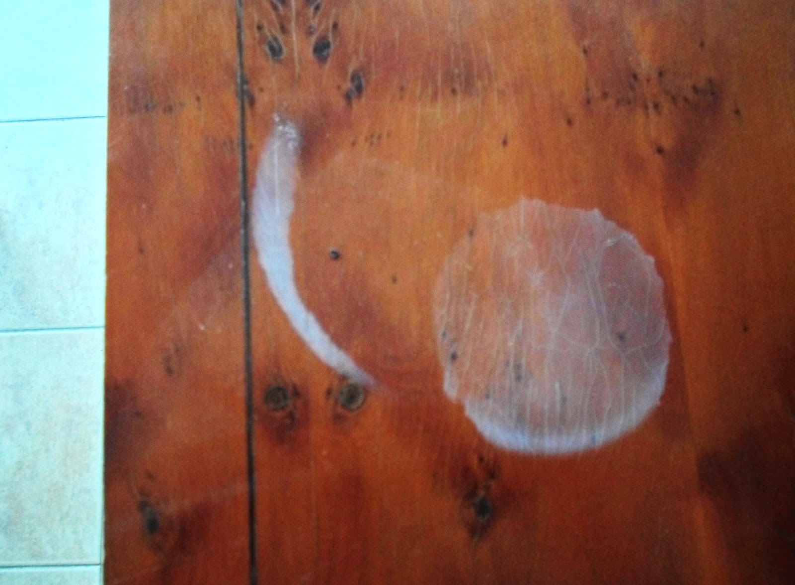 Manchas blancas madera barnizada