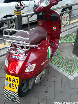 Moto coreana con matrícula de Reino Unido