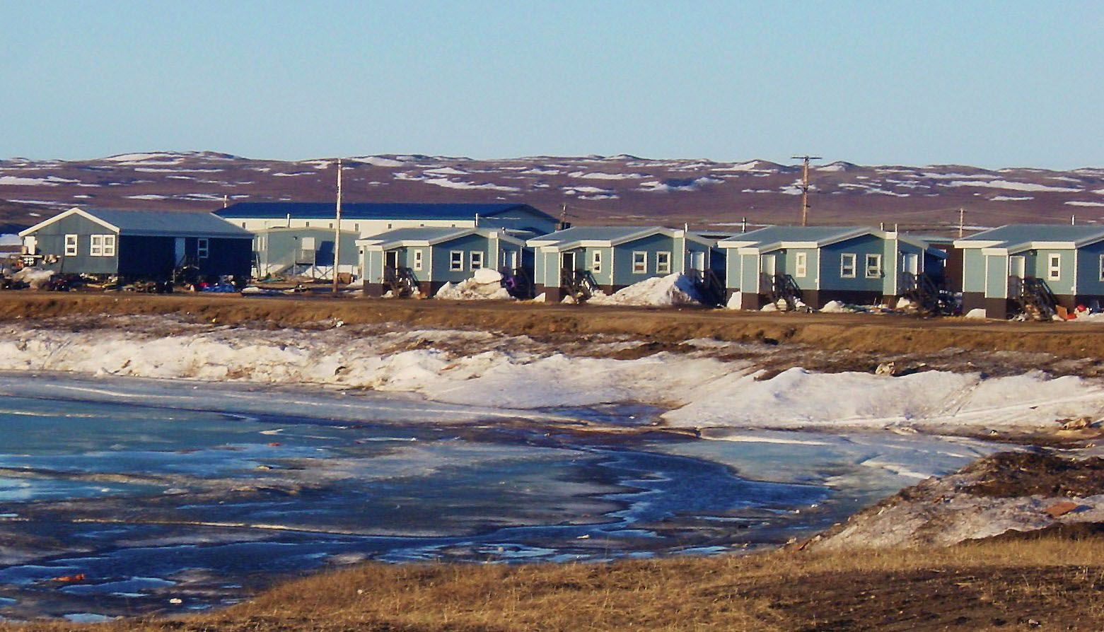 Ultima Thule Paulatuk, the blue inuvialuit hamlet by the 'Smoking