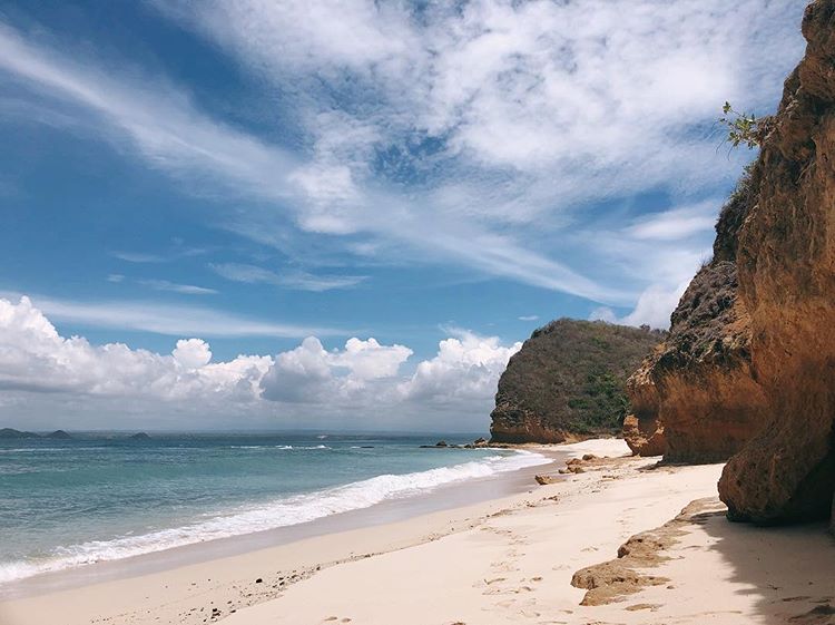 Pantai Surga Lombok, Foto, Lokasi, Harga Tiket & Aktivitas Seru Disana