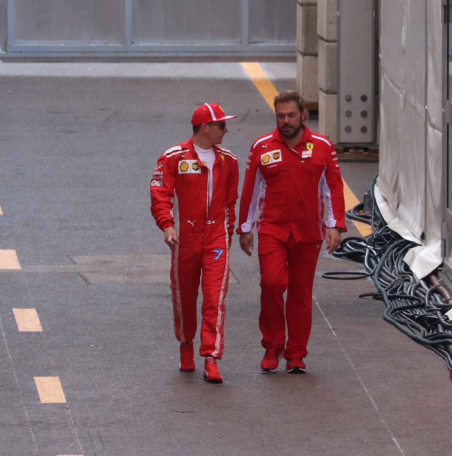 Kimi Räikkönen matkalla motorhomeen Mainiot terassinäkymät