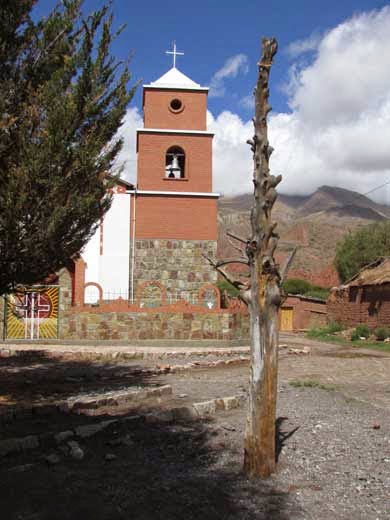 Der alte Dorfplatz und die neue Pfarrkirche von Esmoraca
