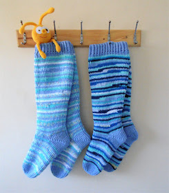-sinine-heegeldatud-põlvik-sokk-crochet-kneesock-blue-handmade