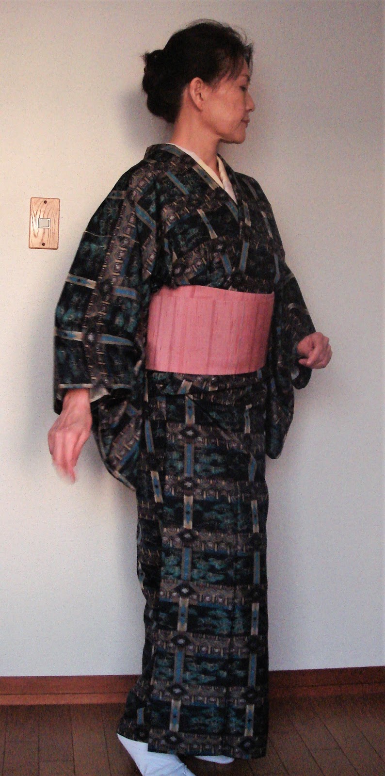 袷の裏を外して単衣にした十日町紬｜着物からリメイクした「上っ張りと前掛け」|50代60代の普段着物～母の着物からハッピーライフ