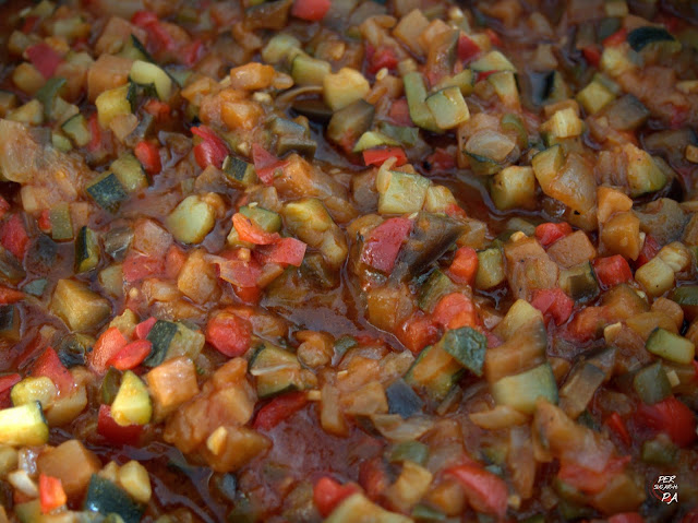 Salsa típica de la cocina catalana a base de hortalizas cocinadas en aceite de oliva: berenjenas, pimientos, calabacines, tomates, ajo y cebolla.