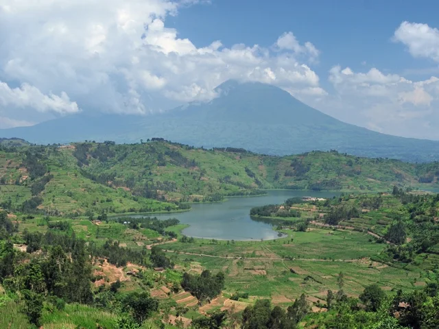 Danau dan gunung berapi di Pegunungan Virunga