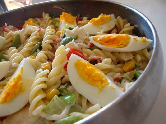 Salada de Peixe e massa com vegetais