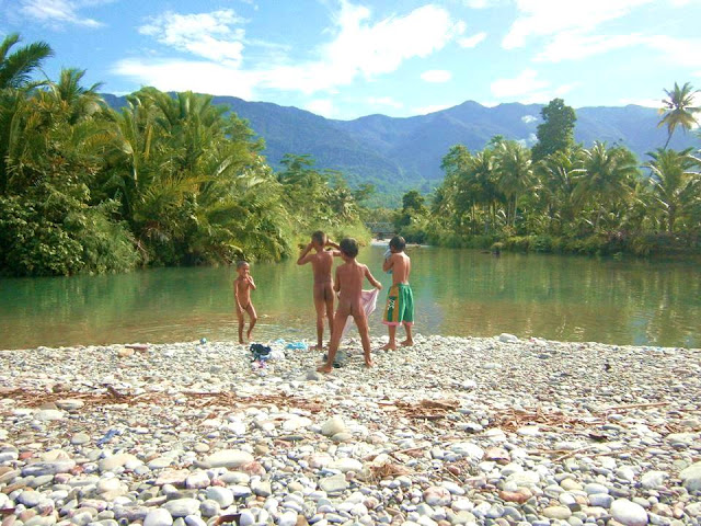 WOLU, negeri di pantai, terletak di pulau Ceram bagian selatan Provinsi Maluku