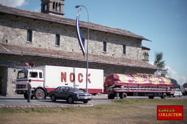 Camion tractant la remorque du chapiteau du cirque Nock sur le cil du Julier 