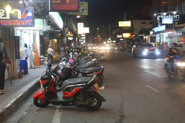 Xe máy để bên đường không cần người trông coi không ai lấy trộm