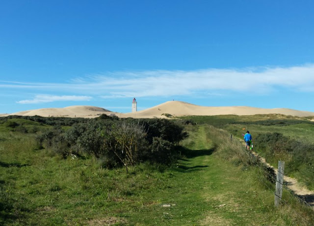 Eine Welt aus Sand: Der Leuchtturm von Rubjerg Knude. Auf dem Weg sieht man schon den Leuchtturm in der Wanderdüne.