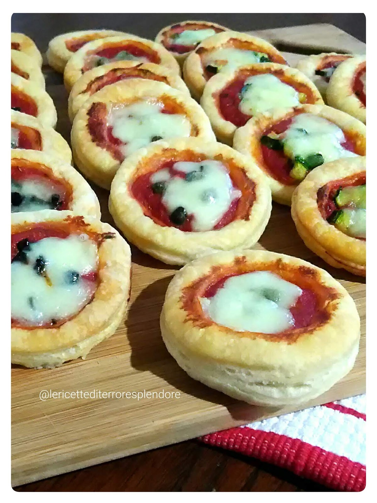 Pizzette Di Pasta Sfoglia Ricetta Pizzette Quadrate Di Pasta Sfoglia Favland Org Finger Foods Food Antipasto