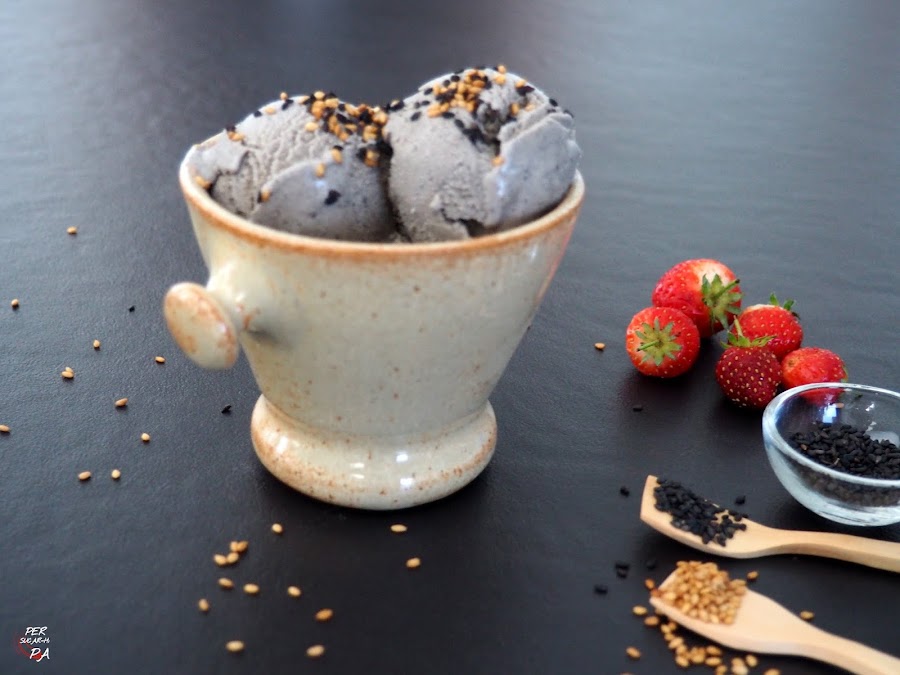 Helado de sésamo negro de origen japonés, Kurogoma Aisukurimu, refrescante, cremoso, diferente.