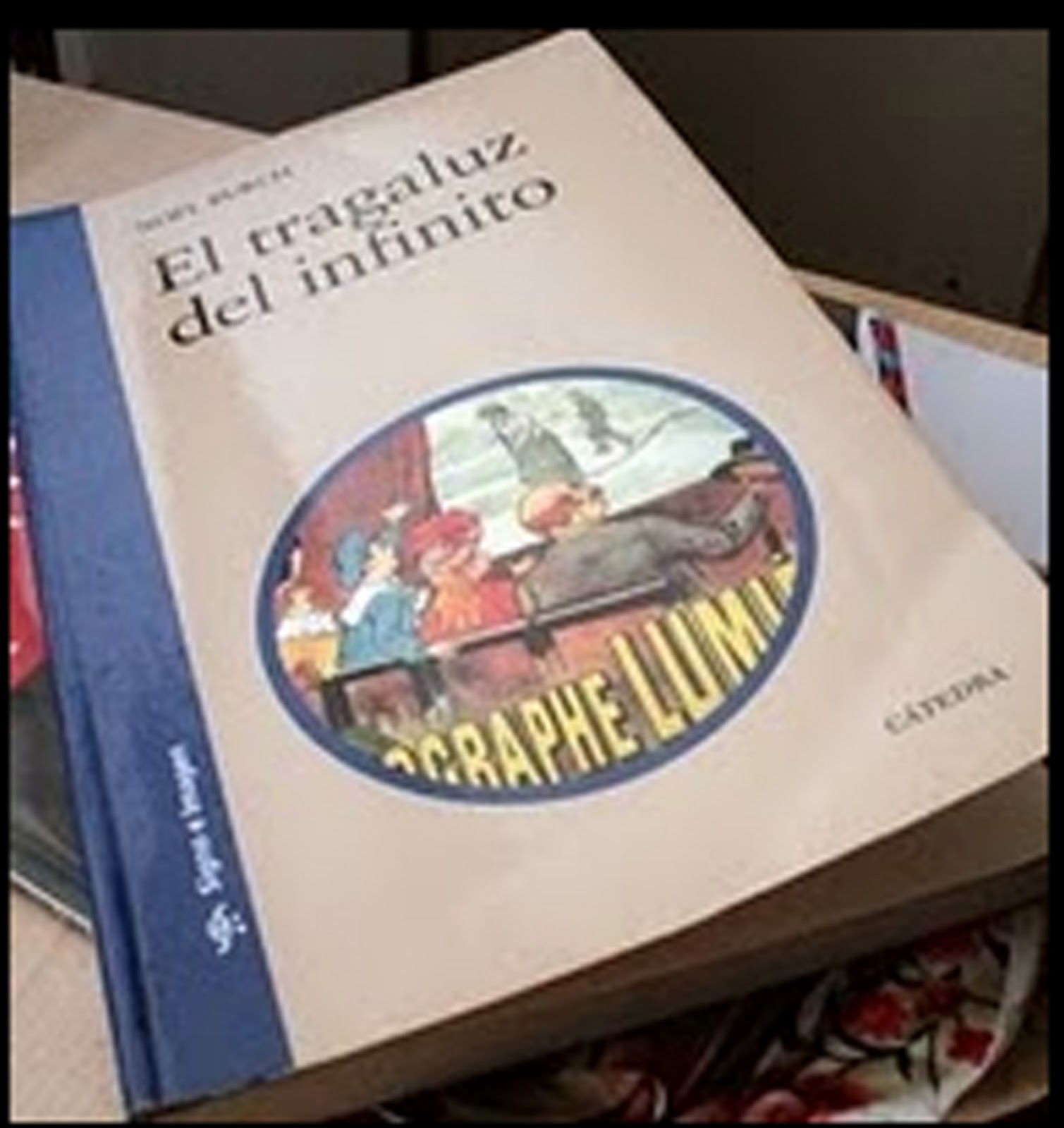 "El Tragaluz del Infinito": Un Voyage Poétique à Travers le Temps et l'Espace