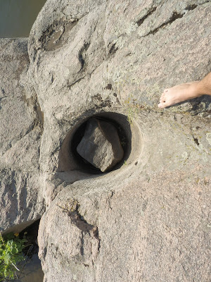 гранитный колодец заткнули камнем на вершине скалы Мигея, Южный Буг