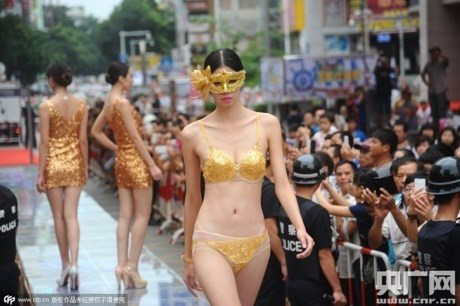Choàng dàn người mẫu diện bikini bằng vàng đi trên 666 thỏi vàng ròng - Ảnh 11 Choang dan nguoi mau dien bikini bang vang di tren 666 thoi vang rong - Anh 11