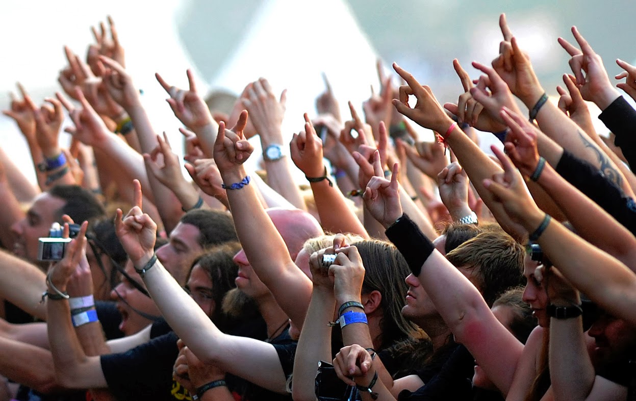Live audience. Толпа на концерте. Рок концерт толпа. Люди на рок концерте. Фанаты на рок концерте.