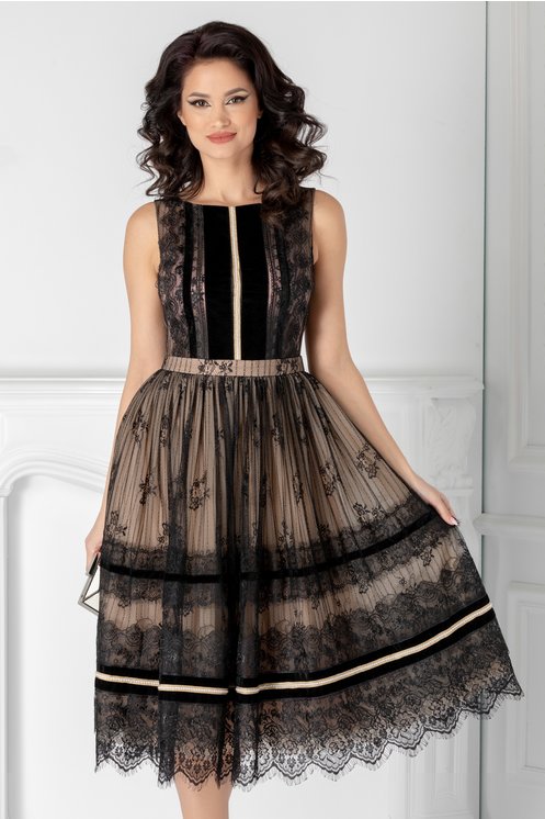 Rochie LaDonna neagra cu dantela chantilly si insertii din catifea negre Rochie LaDonna neagra cu dantela chantilly si insertii din catifea negre