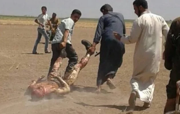 Οι εικόνες είναι σκληρές - Έπεσε ρωσικό ελικόπτερο στη Συρία – Τζιχαντιστές μαστουρωμένα ζώα «σέρνουν» τον νεκρό πιλότο (βίντεο)