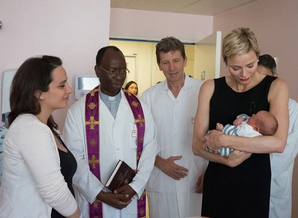 Princess Charlene placed white roses at the altar of the Princess Grace Hospital chapel in memory of the young victims of Manchester.