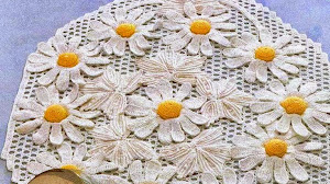 Carpeta con margaritas y hojas blancas
