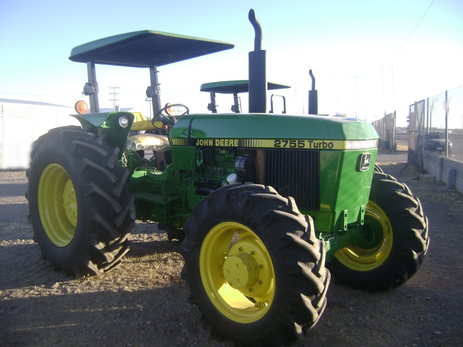 MAQUINARIA AGRICOLA INDUSTRIAL Tractor John Deere 2755 Turbo 4x4