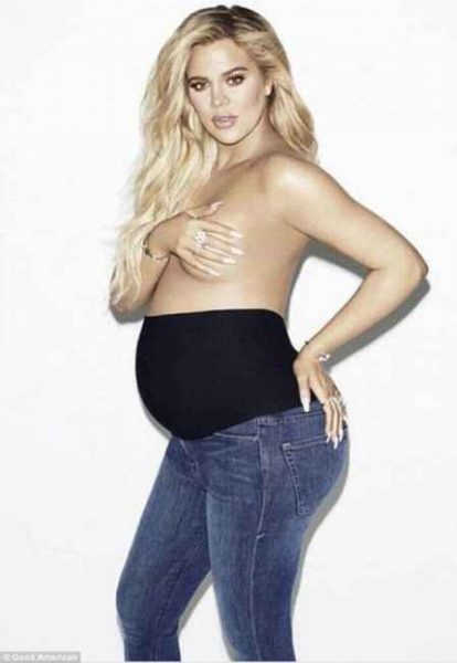  Khloé Kardashian posa en topless a tres semanas de dar a luz