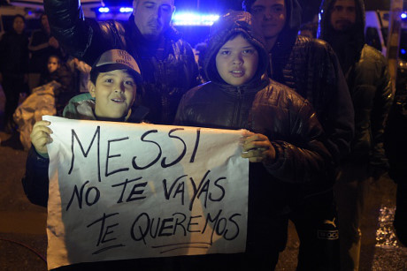 Fan doi mua khoc loc, dang bieu ngu cau xin Messi dung roi doi tuyen - Anh 6